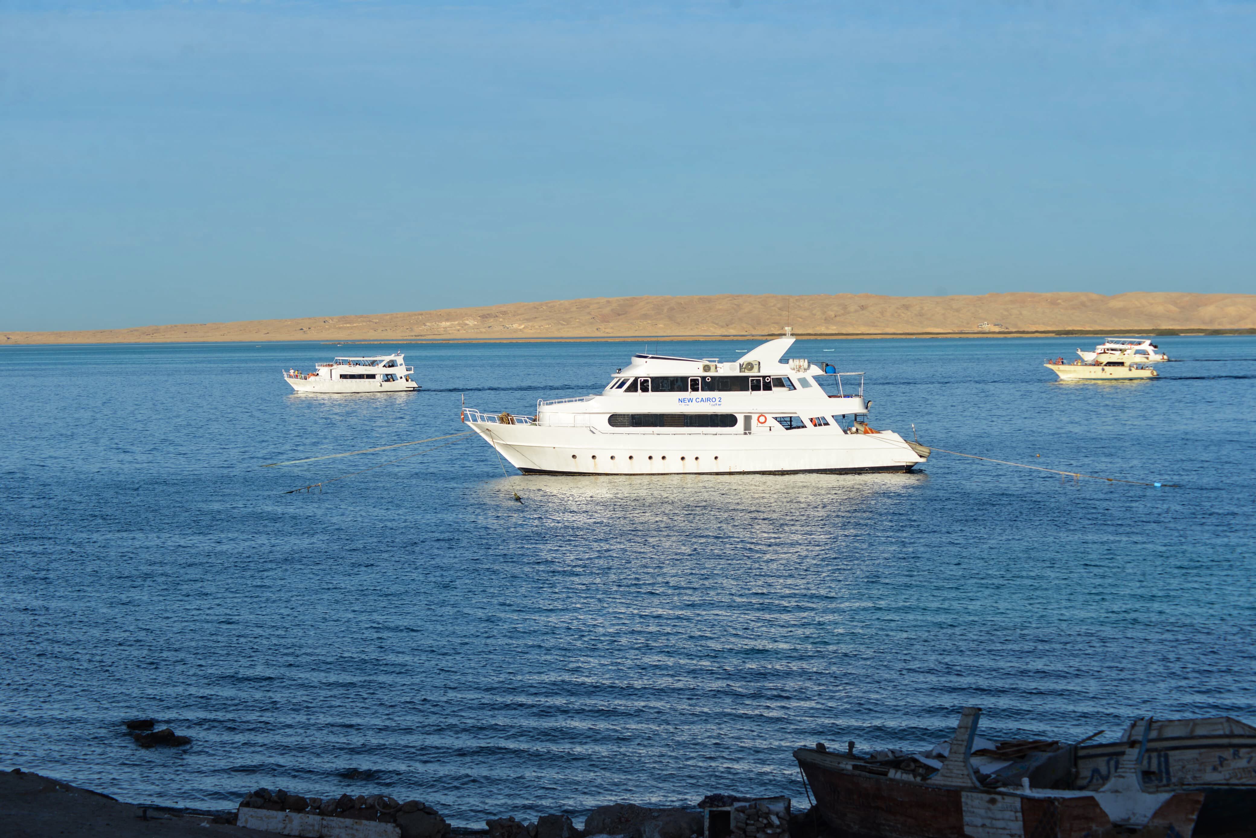 27 de marzo de 2025, Egipto, Hurgada: Vista del Mar Rojo cerca del lugar donde se hundió el submarino turístico Sindbad frente a la costa de Hurgada. Seis personas murieron y otras nueve resultaron heridas en el incidente. Foto: Mark Malak/dpa (Foto de Mark Malak/picture alliance vía Getty Images)