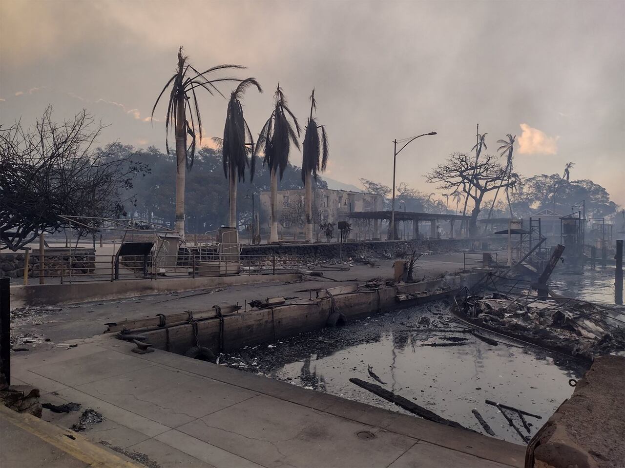 Un barco carbonizado yace en el paseo marítimo quemado después de que los incendios forestales avivados por los vientos de un huracán lejano devastaran la ciudad de Lahaina, Hawái, EE. UU., en Maui, el 9 de agosto de 2023.
