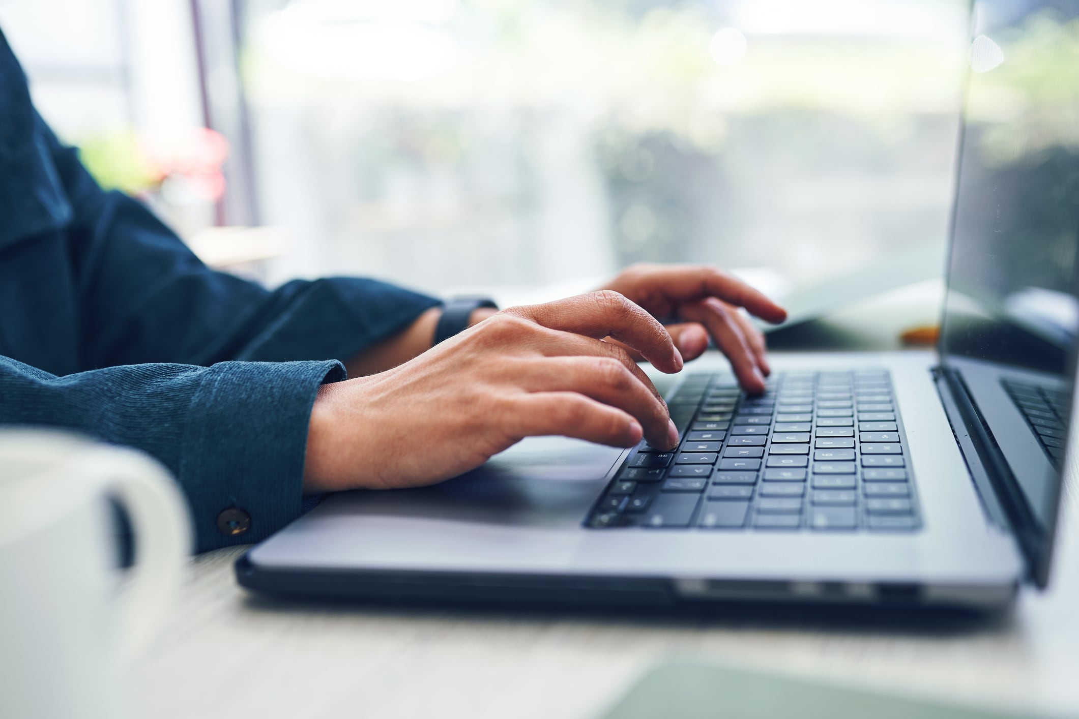 Gracias a esta combinación de diseño reforzado y materiales resistentes, el dispositivo —ya sea un portátil, un monitor o incluso un mini PC— queda firmemente sujeto al mobiliario.