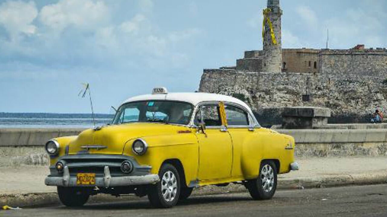Un taxi estacionado en El Morro de La Habana, el 12 de septiembre de 2013