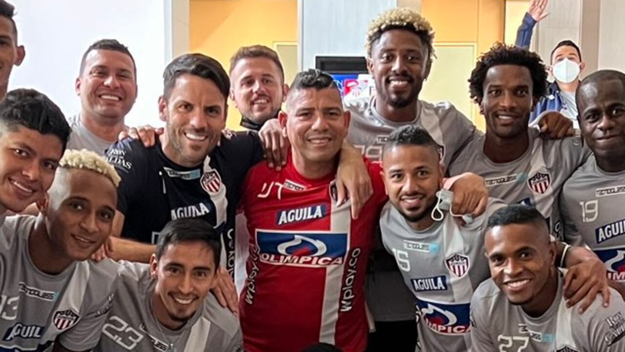 Léider Frías, utilero del Junior de Barranquilla junto con varios jugadores.