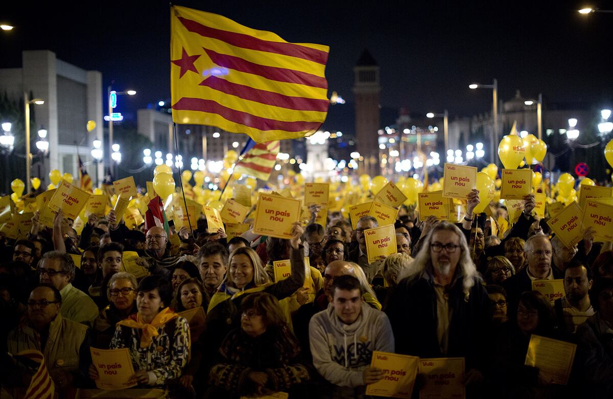 Manifestantes a favor de la independencia de Cataluña participan en una marcha de expectativa por los resultados de una encuesta simbólica, que se llevará a cabo el próximo domingo, sobre la independencia de la región frente a España. (AP) 