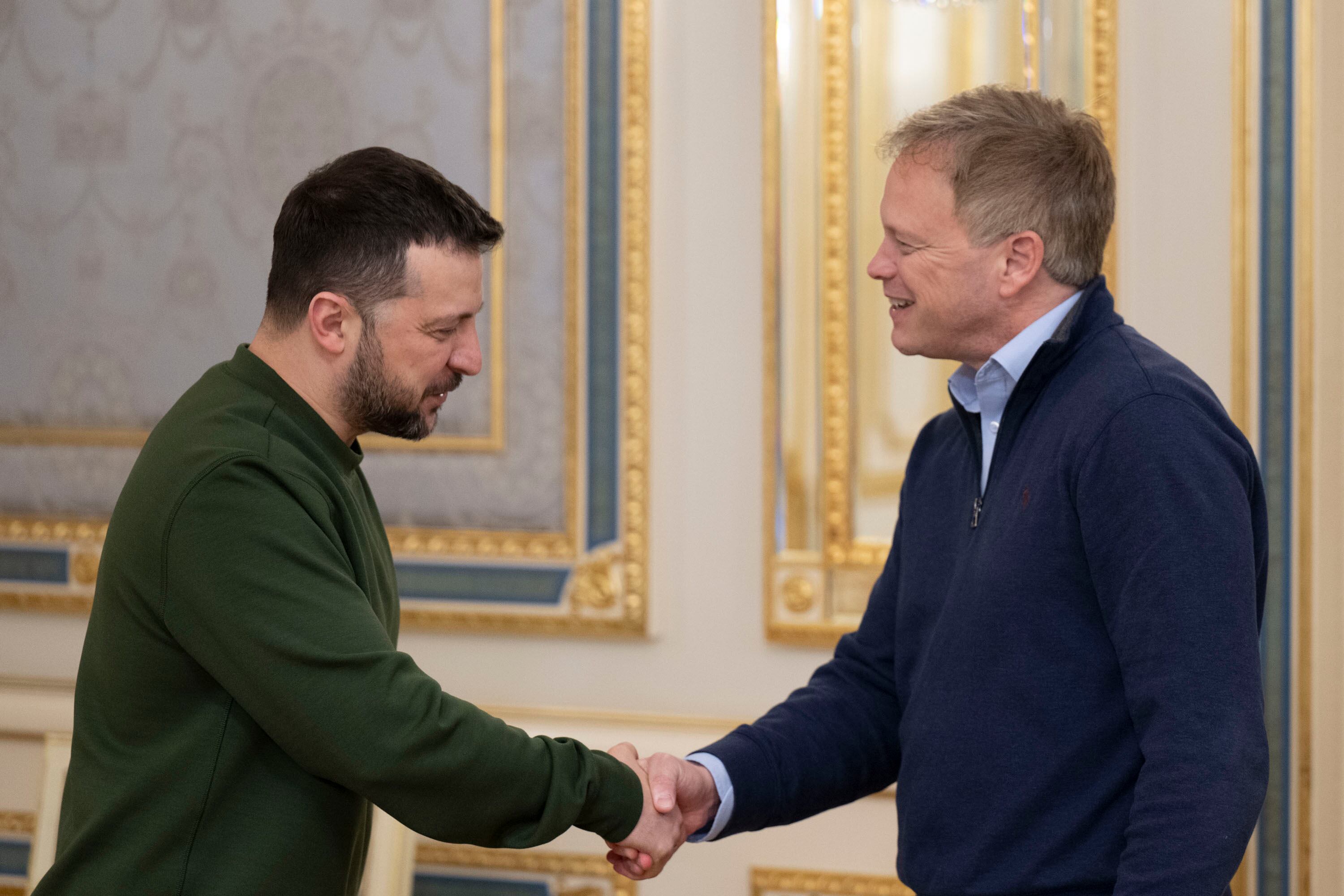 En esta foto facilitada por la Oficina de Prensa Presidencial de Ucrania, el presidente ucraniano Volodymyr Zelenskyy, a la izquierda, y el secretario de Defensa británico Grant Shapps se dan la mano durante su reunión en Kiev,.