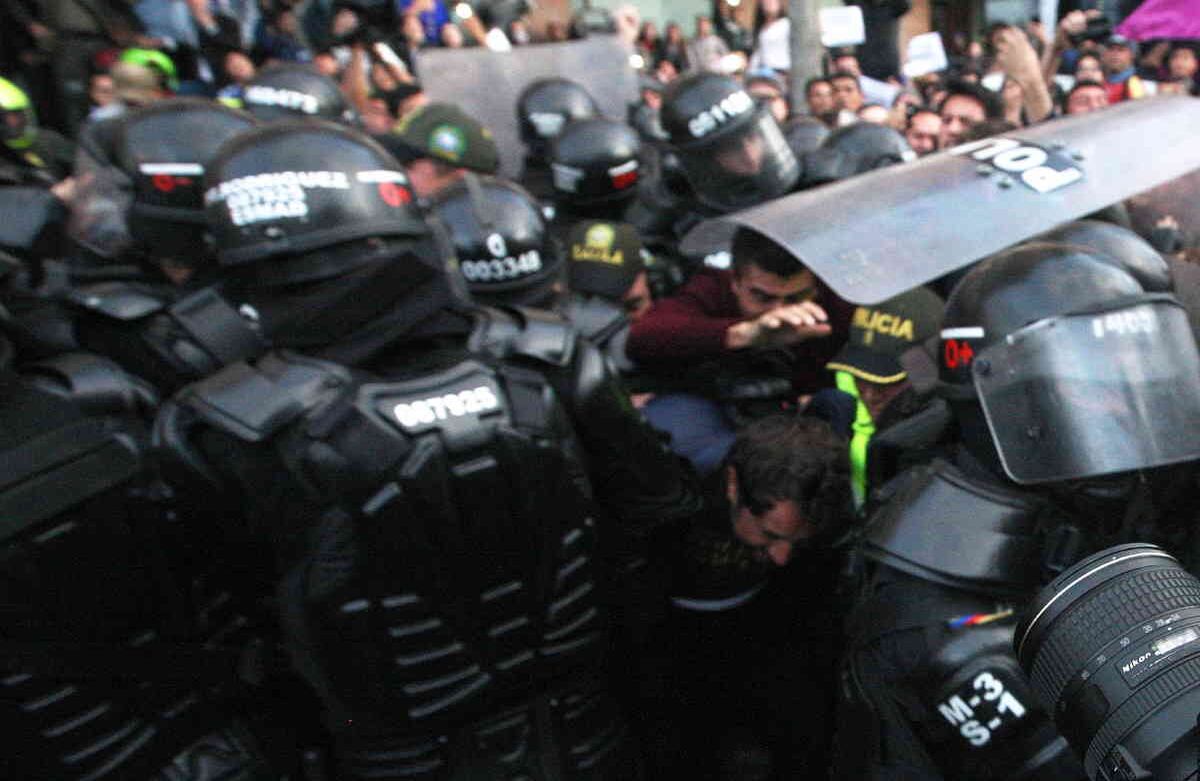 Rafael Uribe Noguera, presunto responsable del asesinato de Yuliana Andrea Samboní, sale de la Cínica Vascular Navarra. Foto: León Dario Peláez/ SEMANA. 