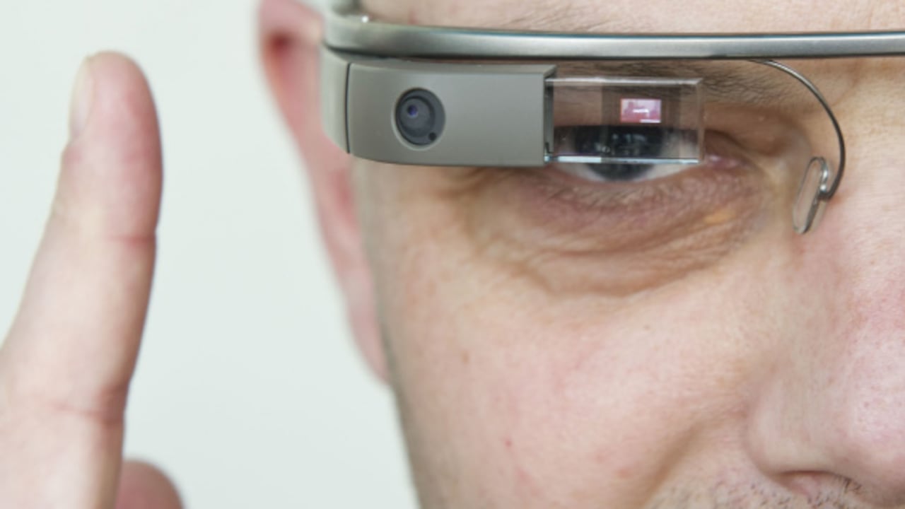 El usuario observa su entorno y gracias a las gafas puede obtener información adicional, como la temperatura del lugar. Además, con solo guiñar el ojo puede tomar fotos, grabar videos y navegar por internet.