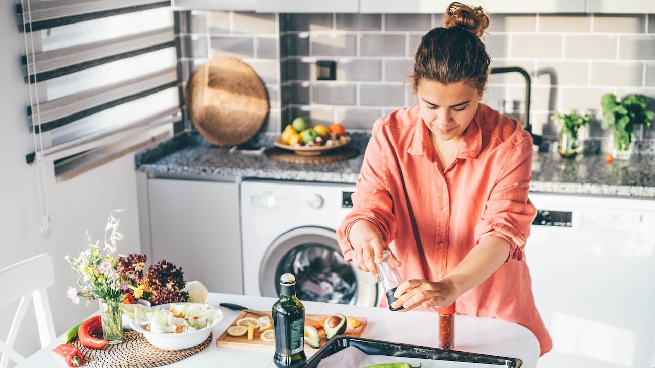 Fritar el pescado suele dejar un olor particular en el hogar.