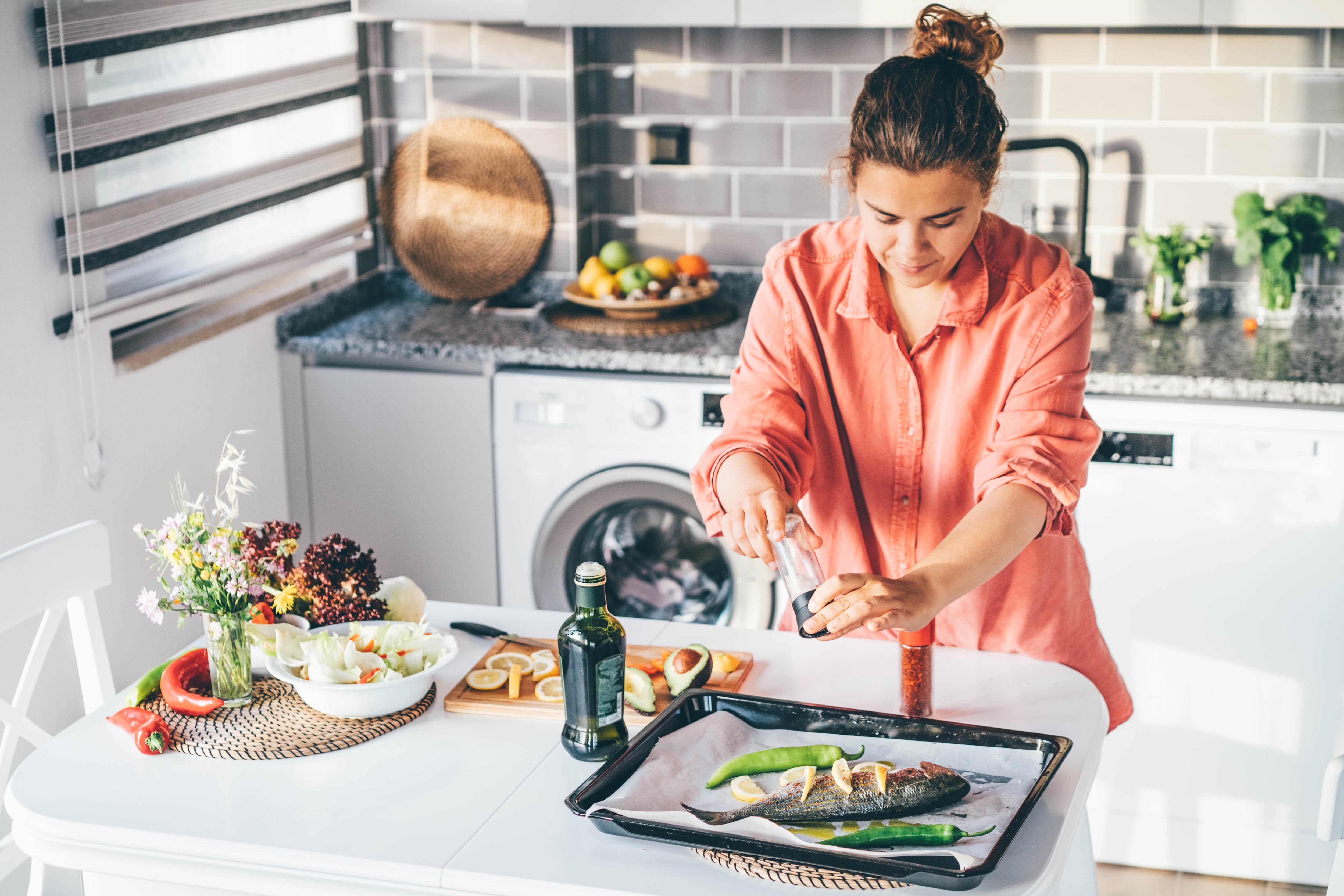 Fritar el pescado suele dejar un olor particular en el hogar.