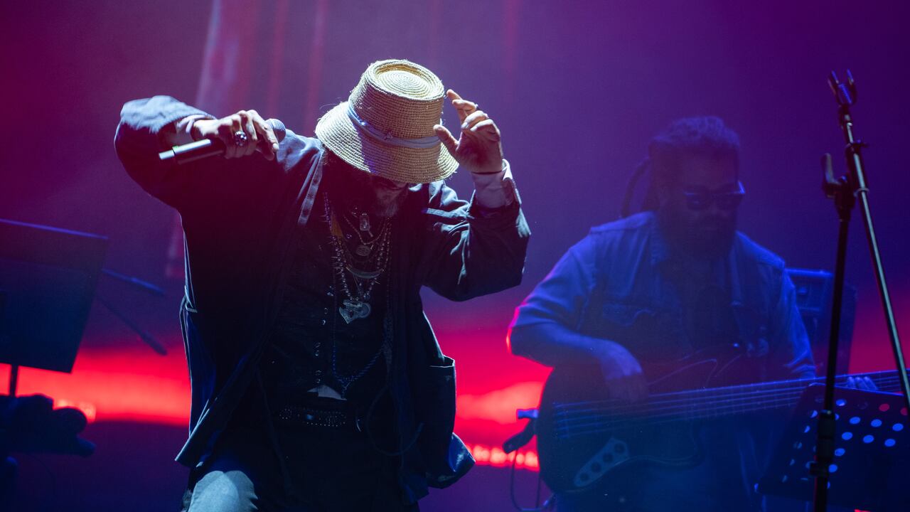 En escena, Draco Rosa es una voz generacional pero también una fuerza cinética. El artista lleva a banda y audiencia a la frecuencia necesaria, que oscila entre la participación y la contemplación.