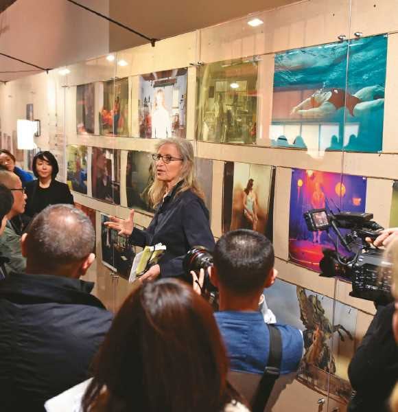 La exposición ‘Women: New Portraits’ deslumbró a los asistentes que la vieron en Londres a comienzos de febrero. Viajará a otras ciudades como Nueva York, San Francisco y Hong Kong.  Abajo, algunas de las portadas mas emblemáticas de la fotógrafa.