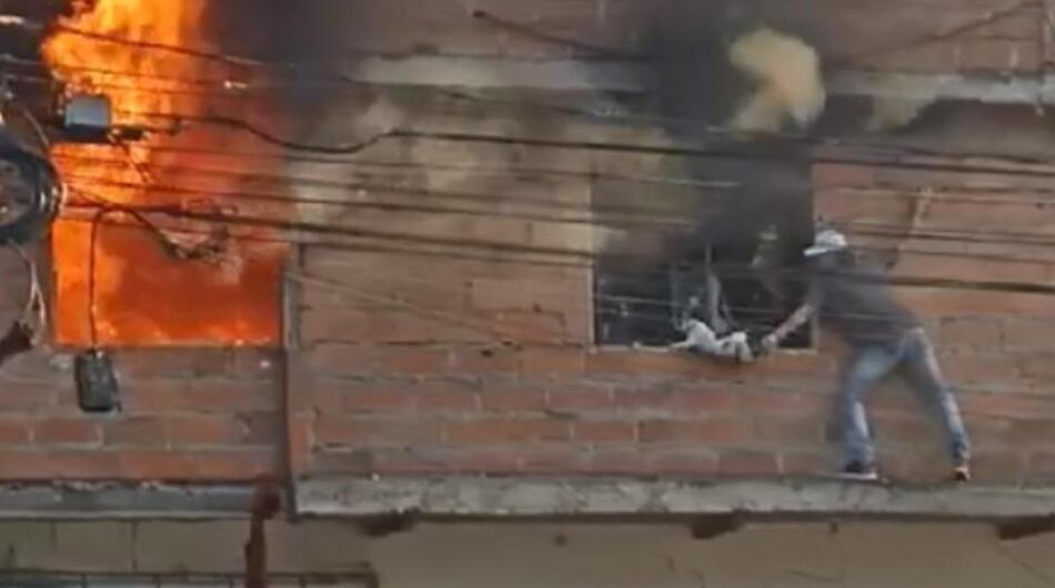 Hombre rescató a gatos en medio de incendio en Medellín.