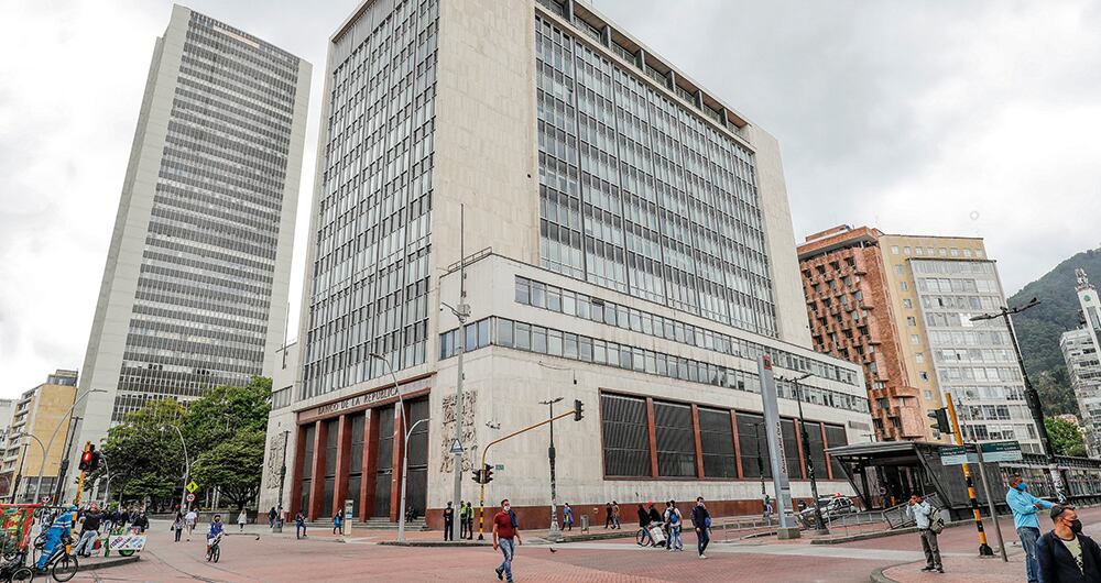 La directiva del Banco de la República explicó que los efectos por la caída de los dos gigantes bancarios en la economía colombiana han sido limitados.