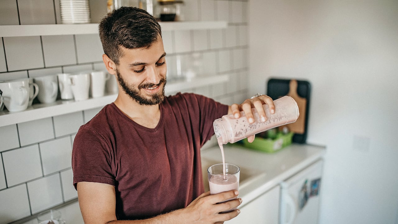 Hay combinaciones que se pueden preparar en batidos para potenciar el incremento de la masa muscular. Foto: Getty Images.