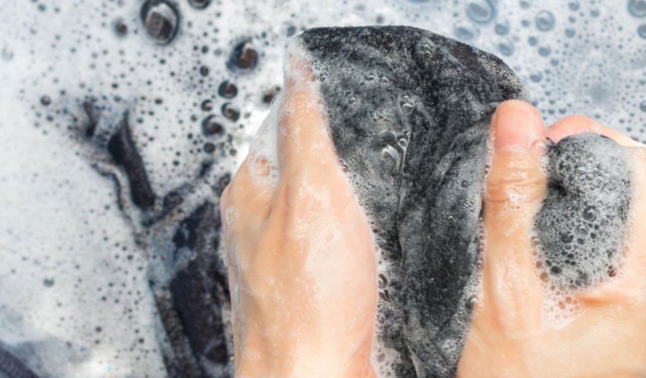 Las manchas de ropa pueden desaparecer gracias al bicarbonato y el vinagre