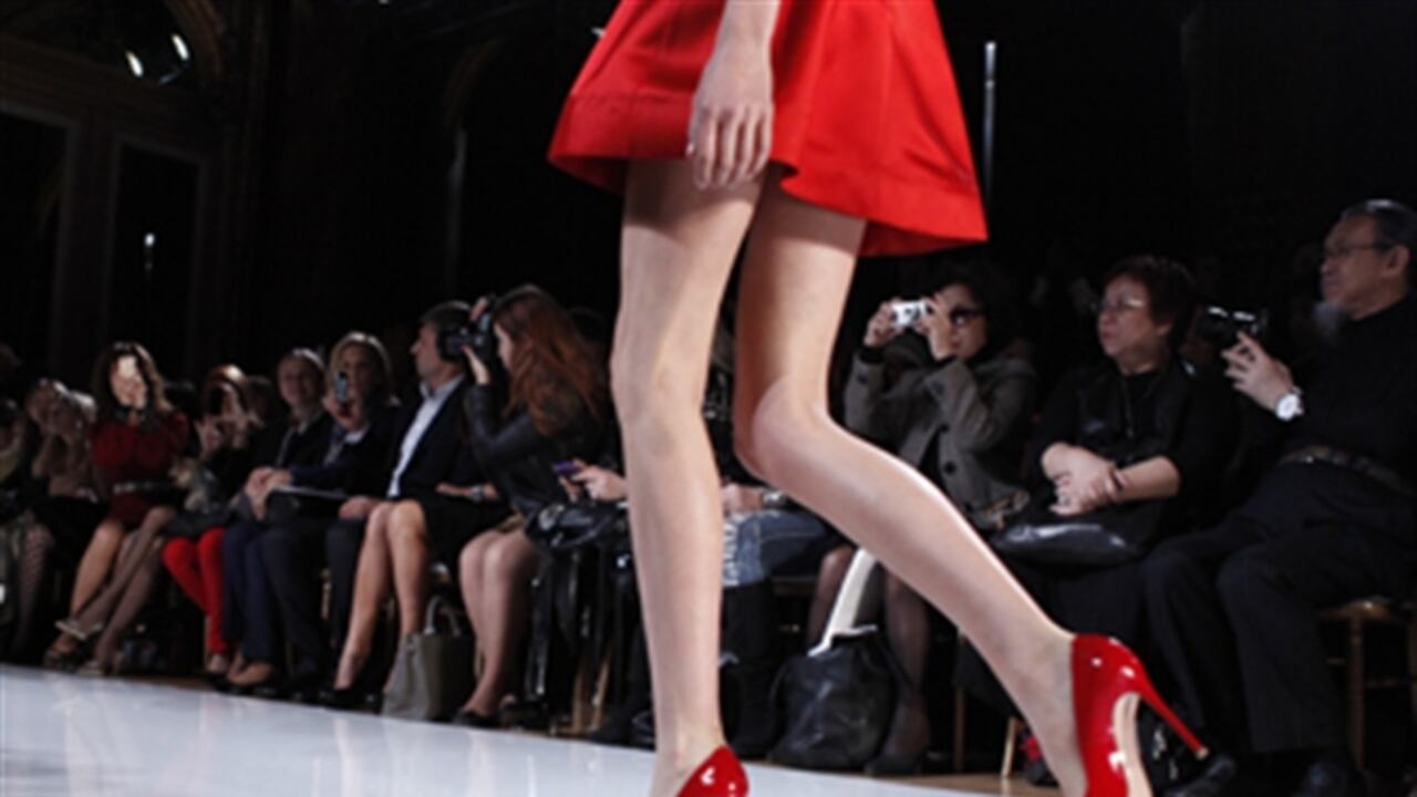 Unos tacones rojos pueden ser la prenda más sexy de todo tu clóset, pero combinarlos puede ser una pesadilla. Foto: Showbit