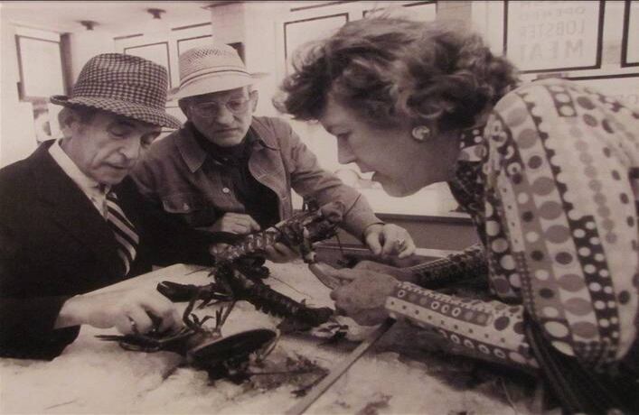 REPELENTES PARA TIBURONES: En agosto de 2008, una publicación de los Archivos Nacionales de los Estados Unidos, divulgó decenas de miles de archivos deL personal que trabajaba para la Oficina de Servicios Estratégicos, precursora de la CIA. Entre los antiguos empleados estaba Julia Child, una reconocida chef francesa que aparecía en la televisión americana de la época. Aunque se sabía que había trabajado para la inteligencia, se conoció que su labor durante la Segunda Guerra Mundial era el desarrollo de repelentes para proteger explosivos submarinos de los tiburones. 4. Foto: Museo Smithsonian de Historia. Flirck.com/Raymond