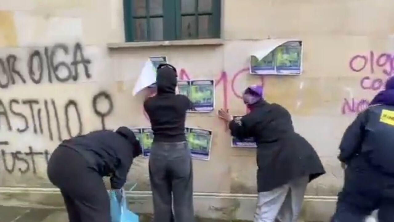 Con grafitis sobre las paredes de la Cancillería en Bogotá, manifestantes hacen denuncia de casos de feminicidio.