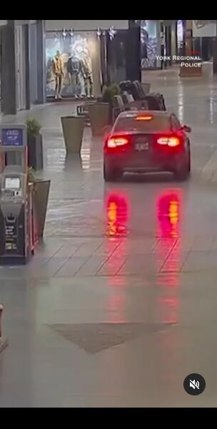 El auto entró y salió rompiendo las puertas de cristal del centro comercial. Foto: Instagram @cnn.