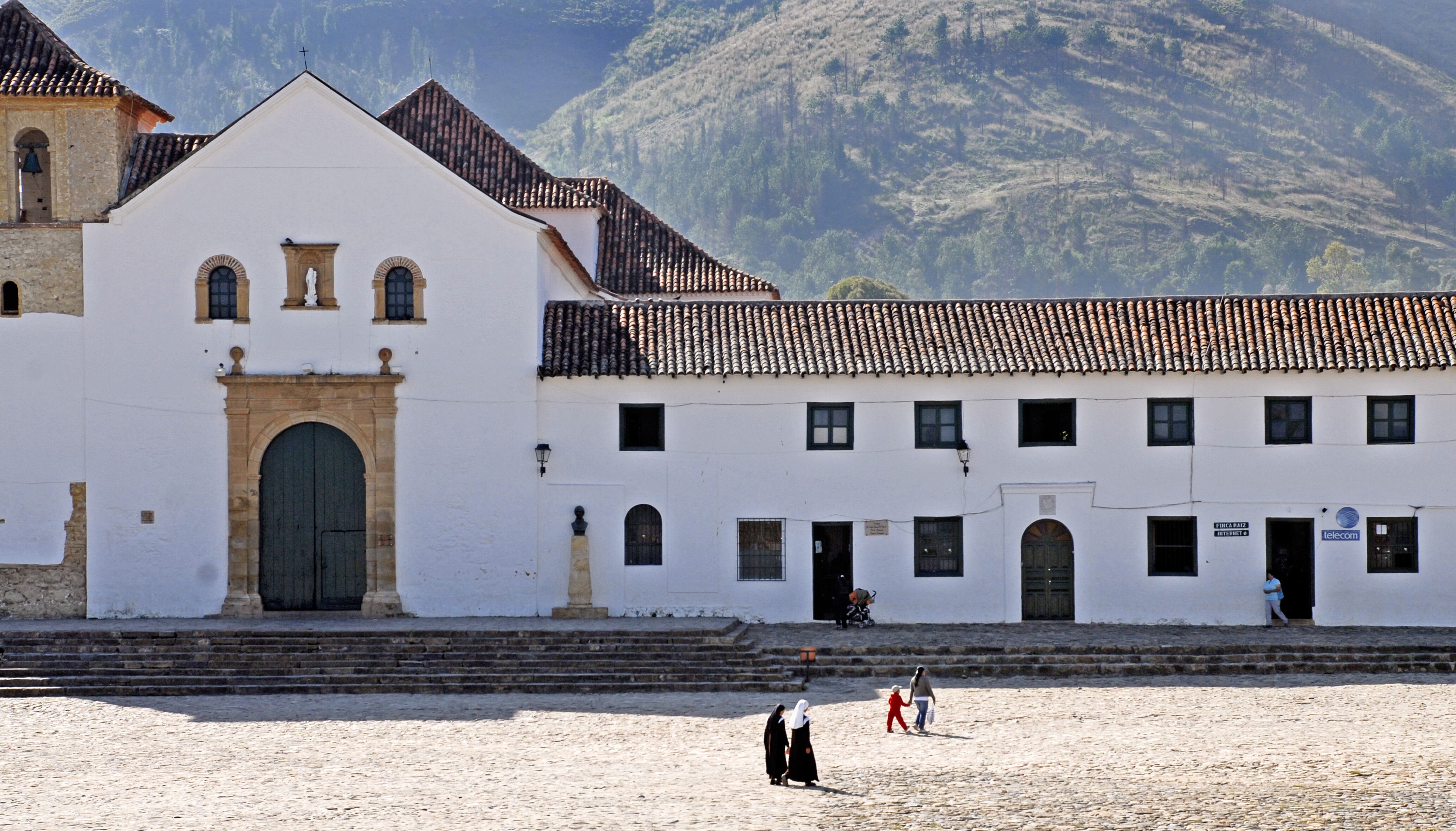 En la plaza principal de Villa de Leyva está la Iglesia de Nuestra Señora del Rosario. 