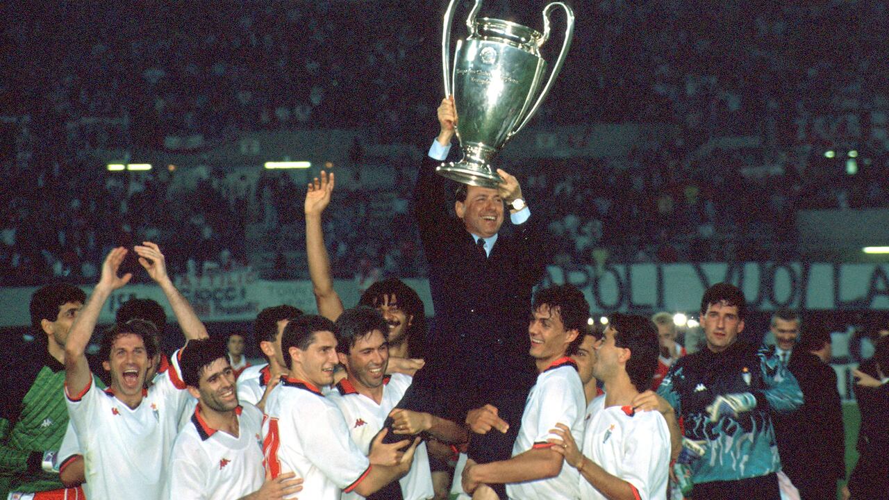 Silvio Berlusconi, presidente del AC Milan, levanta el trofeo con su equipo después de ganar la final de la Copa de Europa durante el partido entre el AC Milan y el Benfica en el Stadio Prater el 23 de abril de 1990 en Viena, Austria.