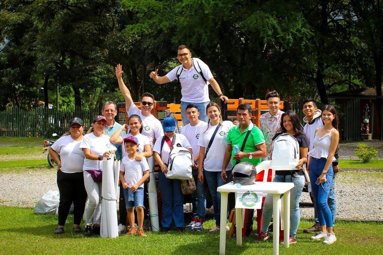 La iniciativa juvenil “Políticamente Correcto” desarrolla un modelo que integra recolección de propaganda electoral