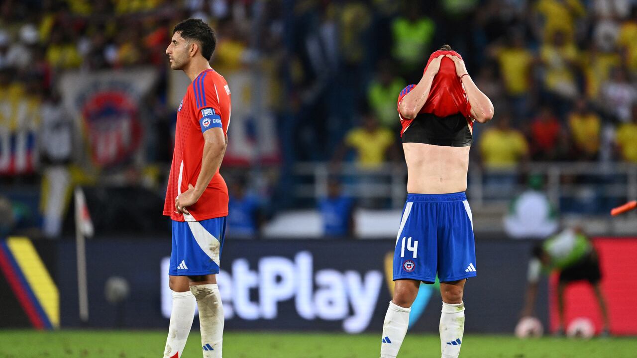Los jugadores de Chile se lamentan por la dolorosa derrota por 4-0, que sufrieron con Colombia en las Eliminatorias. (Photo by Raul ARBOLEDA / AFP)