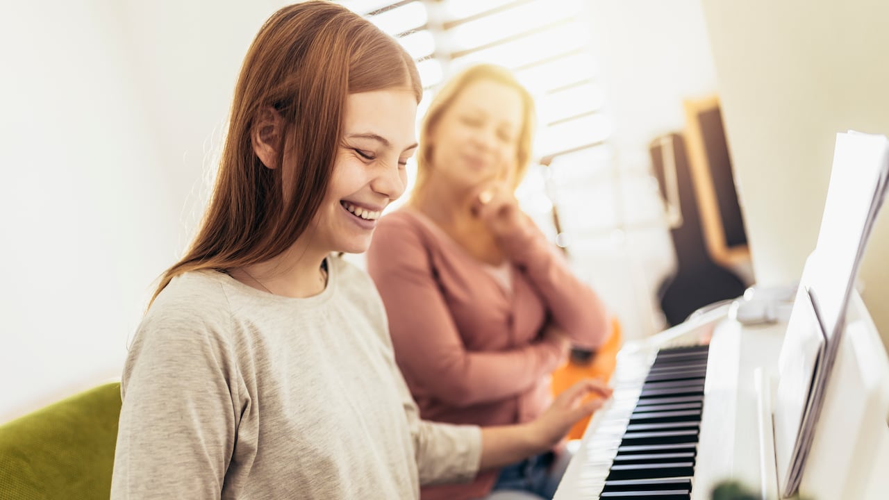 La Universidad Sergio Arboleda abrió una nueva fase de su programa Big Band, donde mujeres jóvenes talentosas puede mostrar sus talentos musicales.