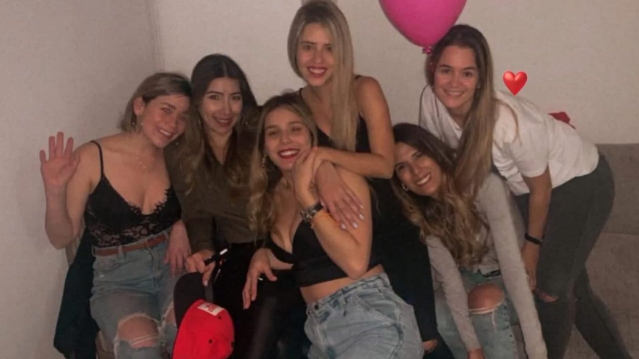 De derecha a izquierda, la teniente Julieth García, (camiseta blanca), Camila Paredes, (saco gris), Tatiana Osorio, (centro), Luz Helena Guerra, (vestido negro).