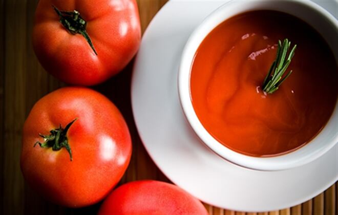 El tomate rojo previene enfermedades hepáticas y cardiovasculares, y ayuda a combatir el cáncer de esófago, matriz, colon, estómago, páncreas y próstata. 