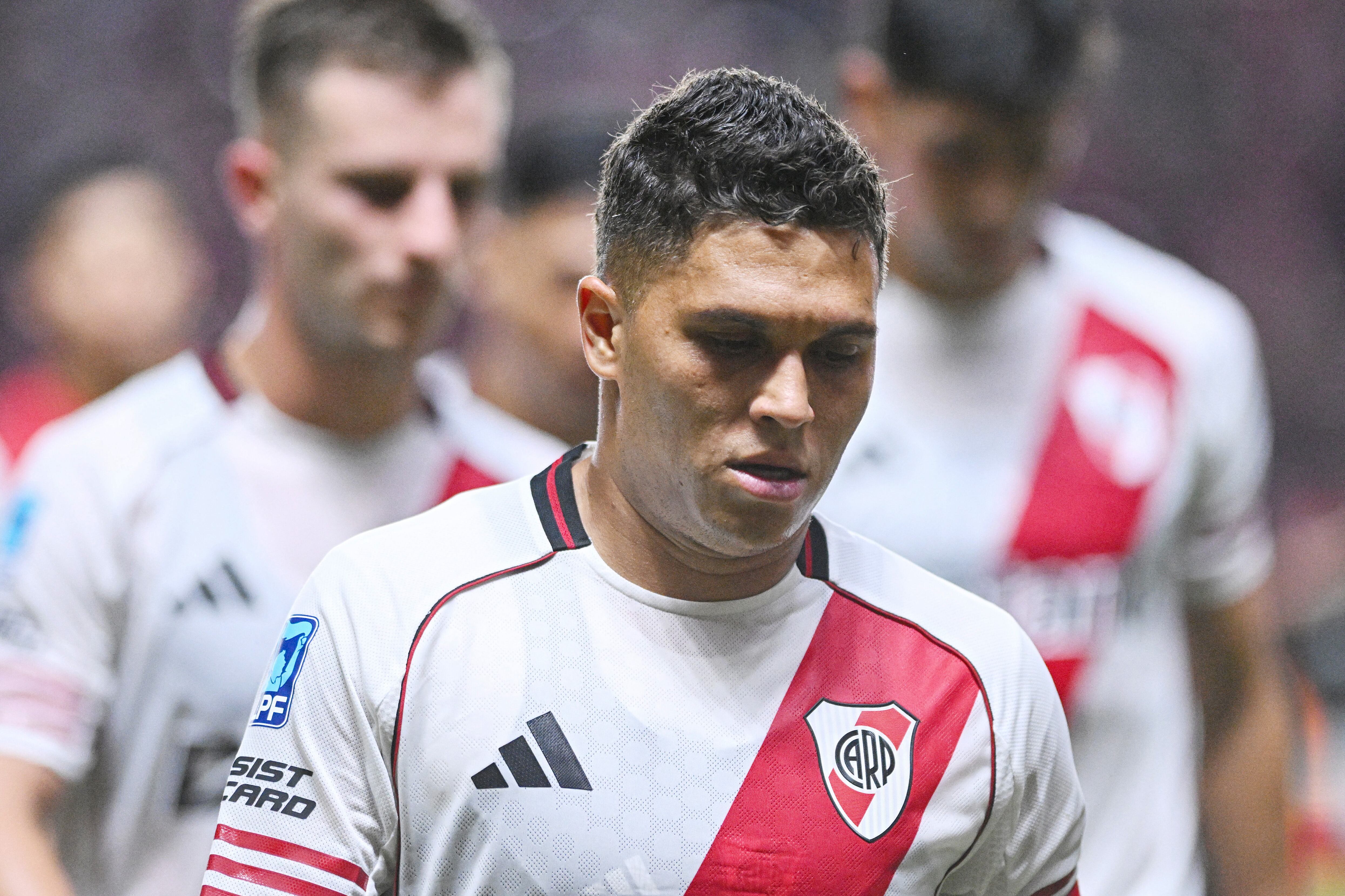 BUENOS AIRES, ARGENTINA - FEBRUARY 12: Juan Fernando Quintero of River Plate looks dejected following the team's defeat in a Torneo Apertura 2026 match between Argentinos Juniors and River Plate at Diego Armando Maradona Stadium on February 12, 2026 in Buenos Aires, Argentina. (Photo by Rodrigo Valle/Getty Images) (Photo by Rodrigo Valle / Getty Images South America / Getty Images via AFP)