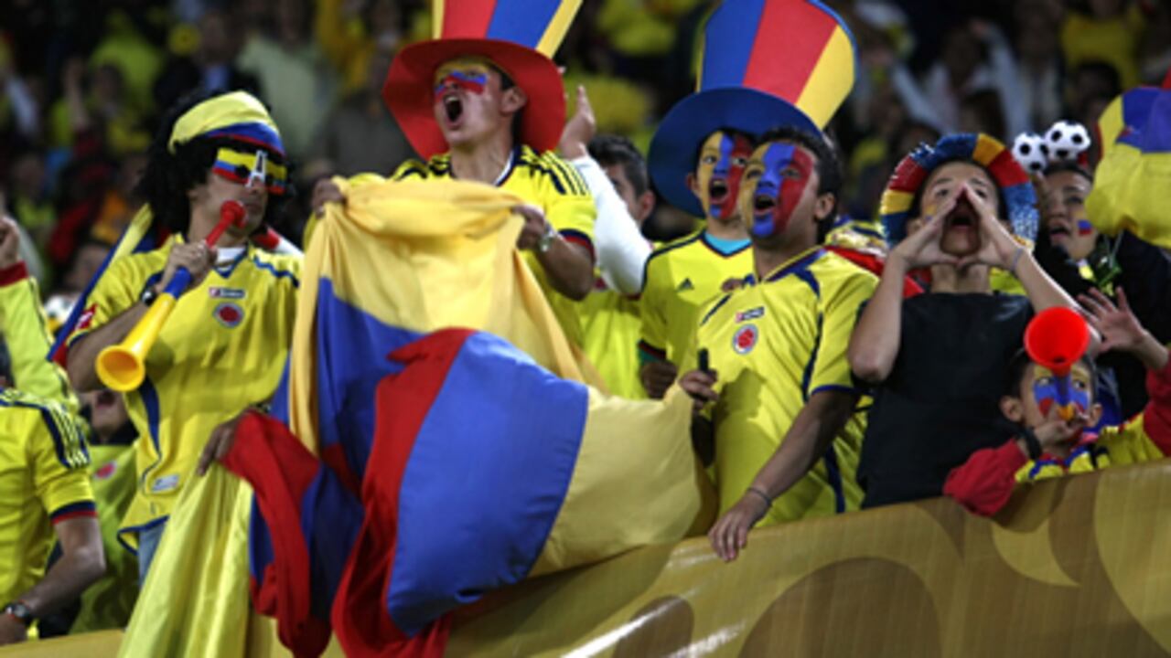 Hinchas colombianos en las tribunas del Estadio El Campín de Bogotá.