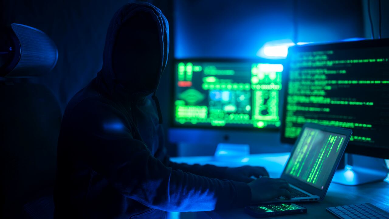 WhatsApp advirtió a los usuarios que usan versiones no oficiales de la app, recordando que estas están prohibidas y pueden causar la suspensión de sus cuentas.