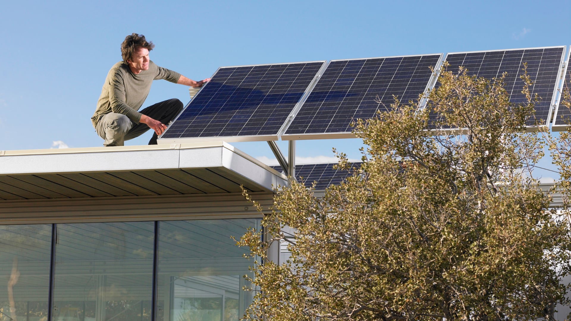 Los paneles solares permiten a los hogares generar su propia electricidad