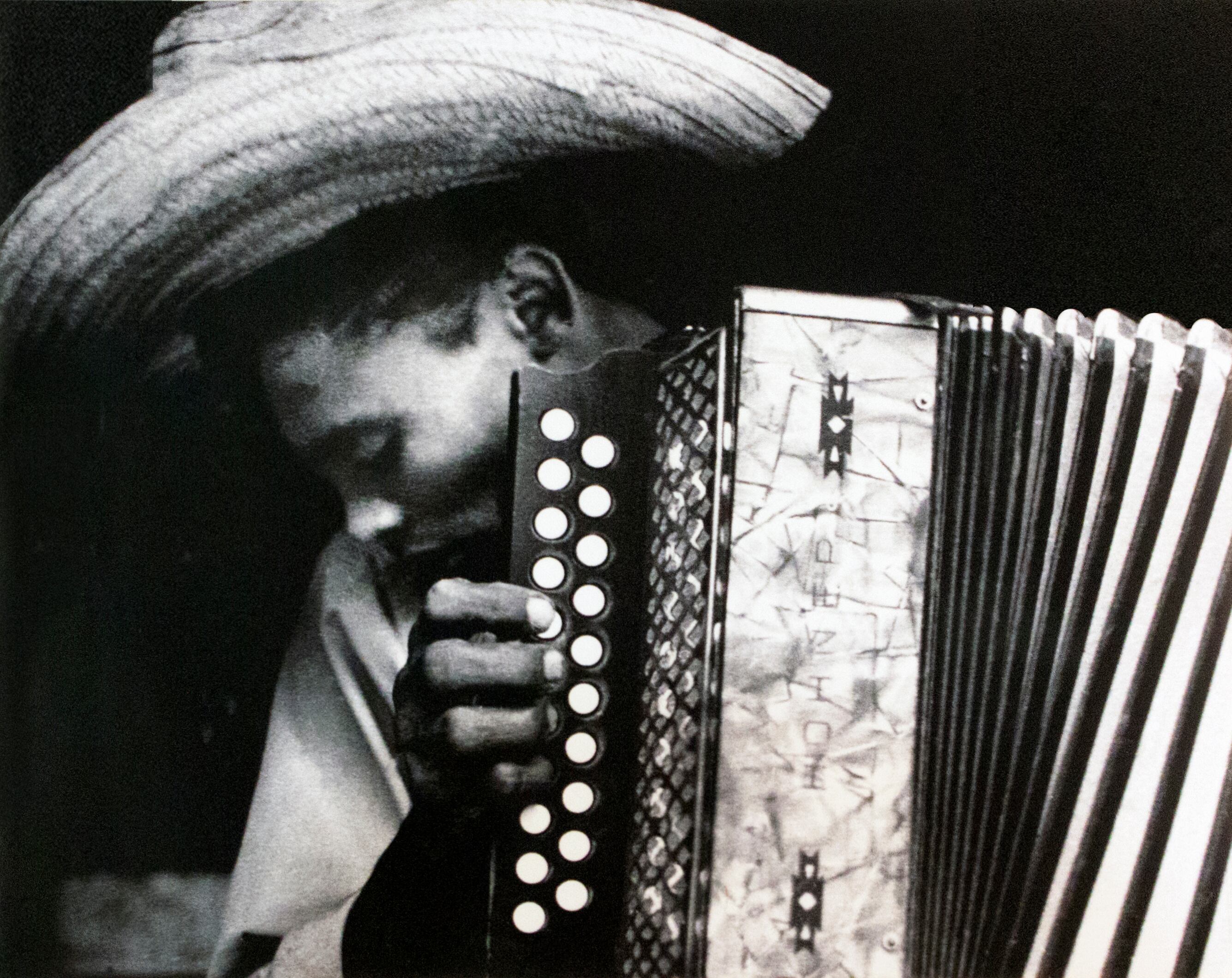 "Sin título (acordeón)," Nereo López logra capturar no sólo al instrumento y a su intérprete sino
la concentración y pasión en el momento de tocar el instrumento. Cortesía del Museo de Arte Moderno de Barranquilla