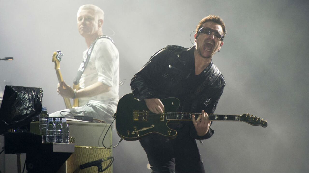 Bono está en recuperación por accidente en bicicleta.