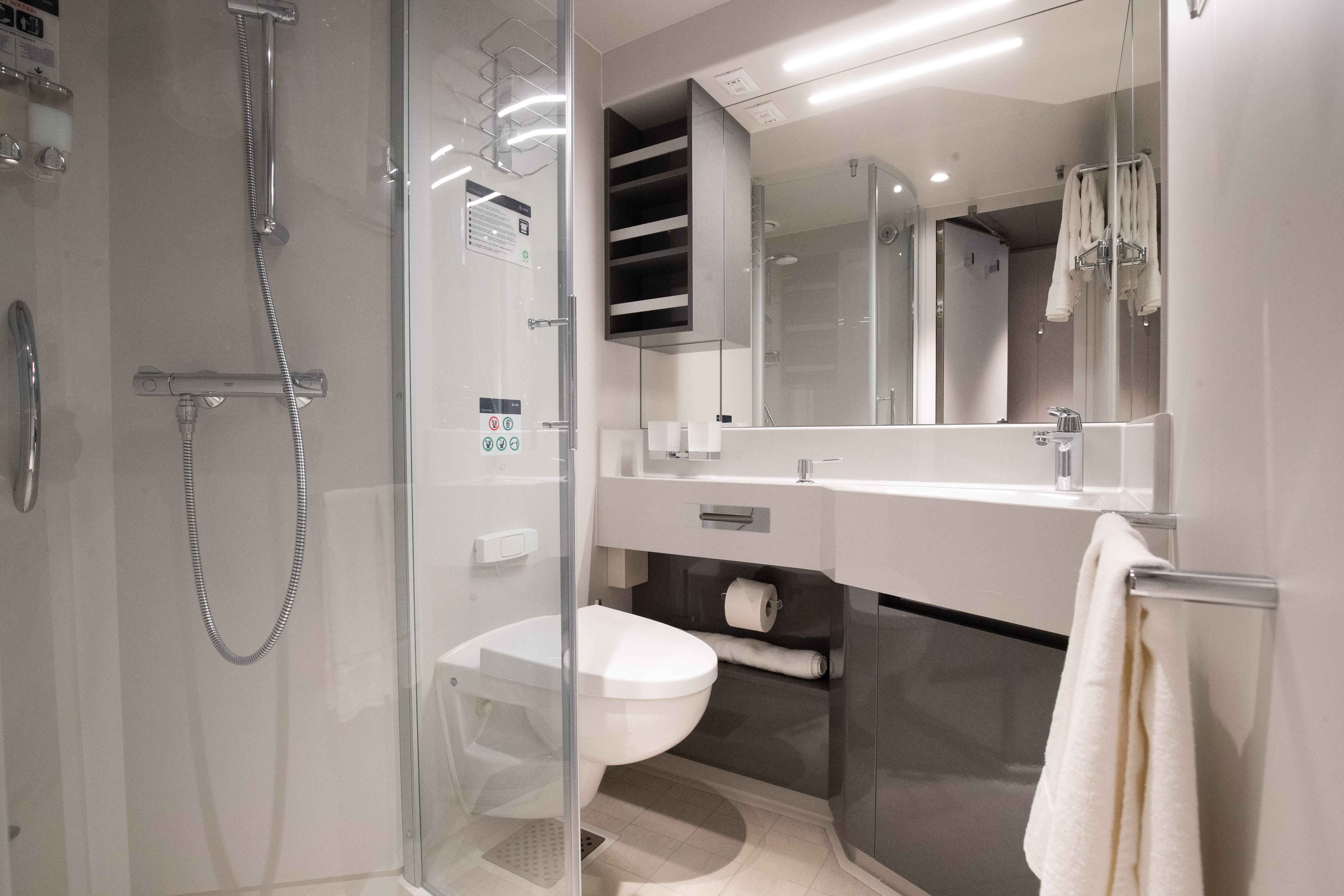 Vista al baño de una cabina familiar a bordo de un crucero. Imagen de referencia