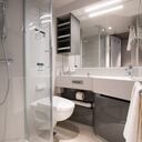 Vista al baño de una cabina familiar a bordo de un crucero. Imagen de referencia