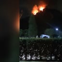 Los Bomberos de Cundinamarca se encuentran adelantando las labores para apagar las llamas.