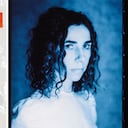 En este, el décimo disco de su carrera, Polly Jean Harvey habitó las escenas sonoras que estableció su productor, Flood. Este siglo, ella abandonó la rigidez y experimenta mucho más.