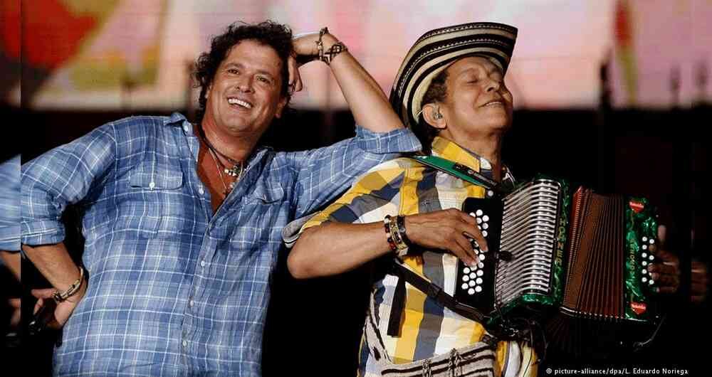 El cantante colombiano de vallenatos Carlos Vives (izq.) junto con el acordeonista Egidio Cuadrado (der.) durante un concierto para niños en Medellín, Colombia. (02.12.2015)