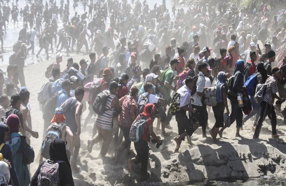 Cientos de centroamericanos, en su mayoría hondureños de una nueva caravana de migrantes, intentaron ingresar a México por la fuerza, cruzando el río que divide el país de Guatemala, el lunes 20 de enero de 2020. Esto llevó a la Guardia Nacional a disparar gases lacrimógenos. Foto: Johan Ordonez / AFP. 