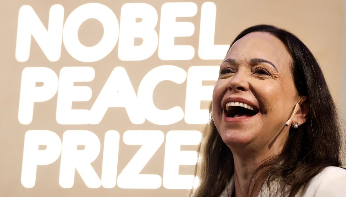 La premio Nobel de la paz María Corina Machado se ríe mientras se dirige a una conferencia de prensa en el Gran Hotel de Oslo, Noruega, el 11 de diciembre de 2025