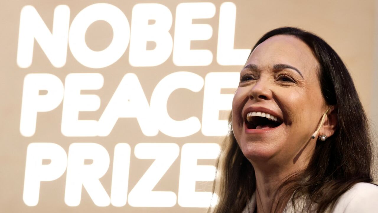 La premio nobel de la Paz María Corina Machado se ríe mientras se dirige a una conferencia de prensa en el Gran Hotel de Oslo, Noruega, el 11 de diciembre de 2025.