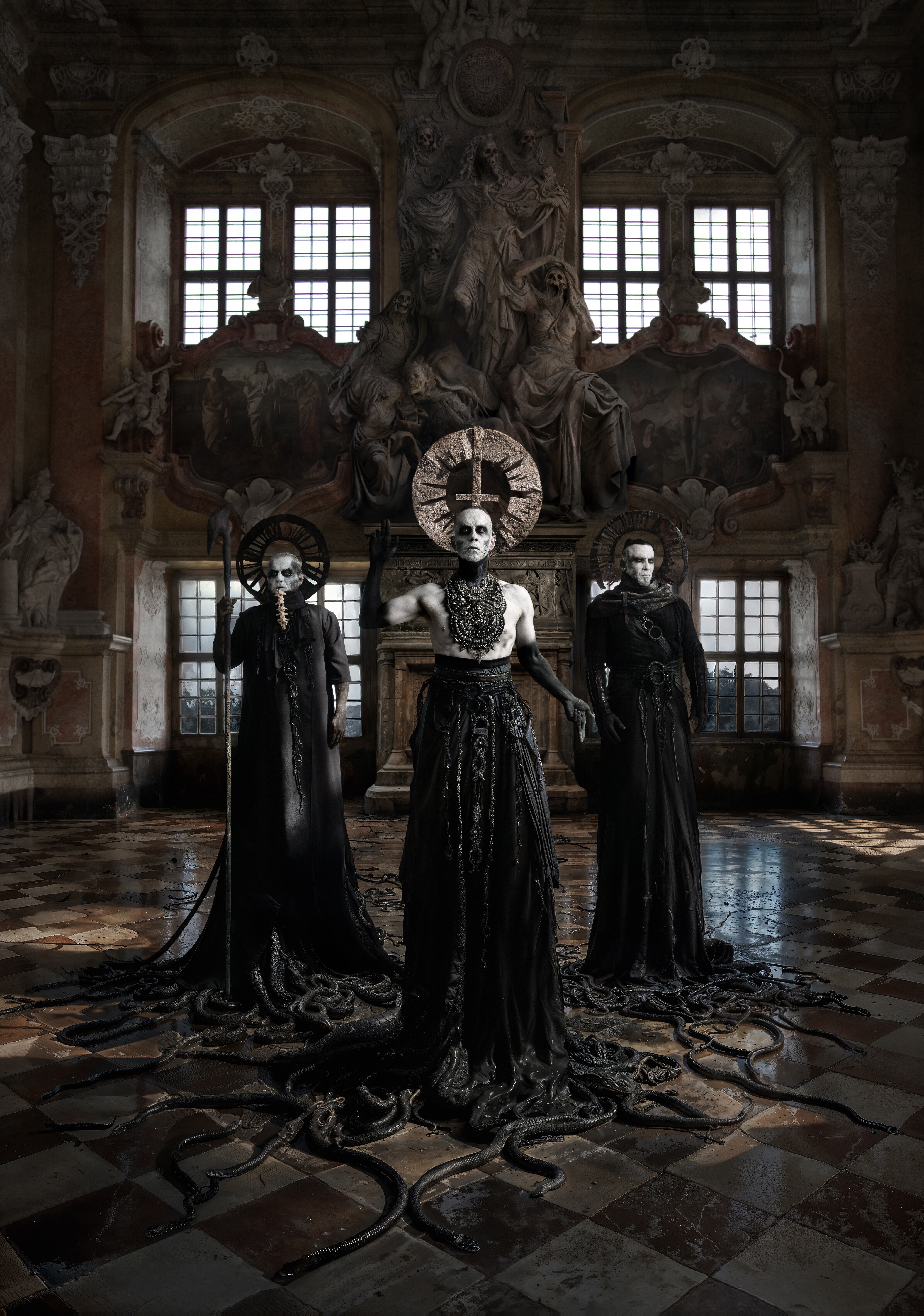 Behemoth apuesta por una estética audiovisual meticulosamente cuidada, con arte a cargo de Bartek Rogalewicz y Dark Sigil Workshop.