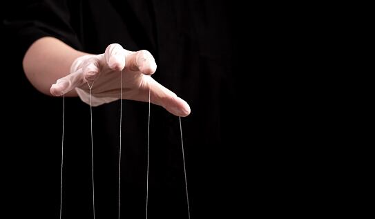 Las señales de alarma de un estafador emocional no están limitadas a un signo en particular y pueden encontrarse en cualquier persona, independientemente de su signo zodiacal.