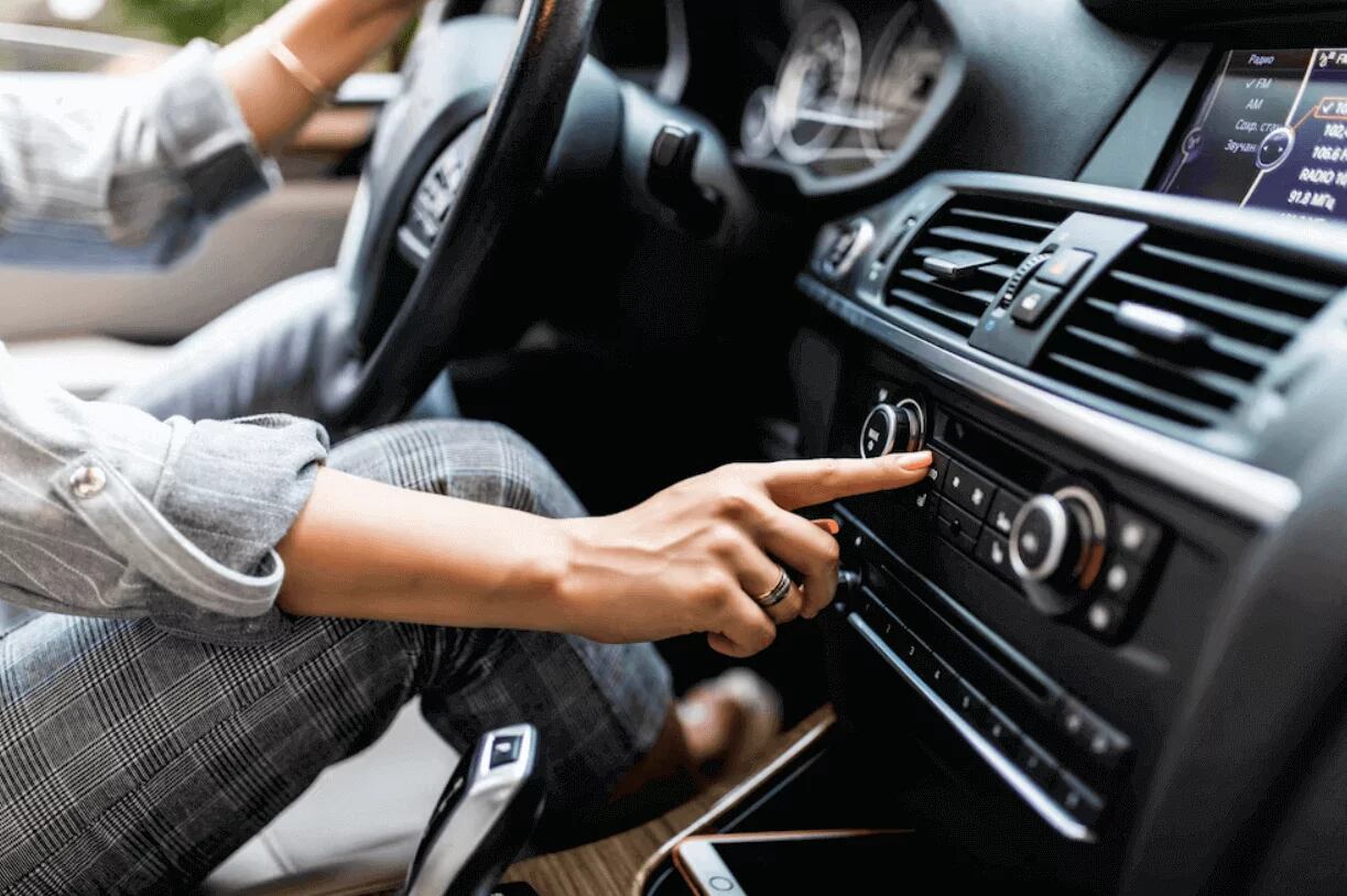 ¿Se puede ahorrar combustible con el aire acondicionado del carro encendido?