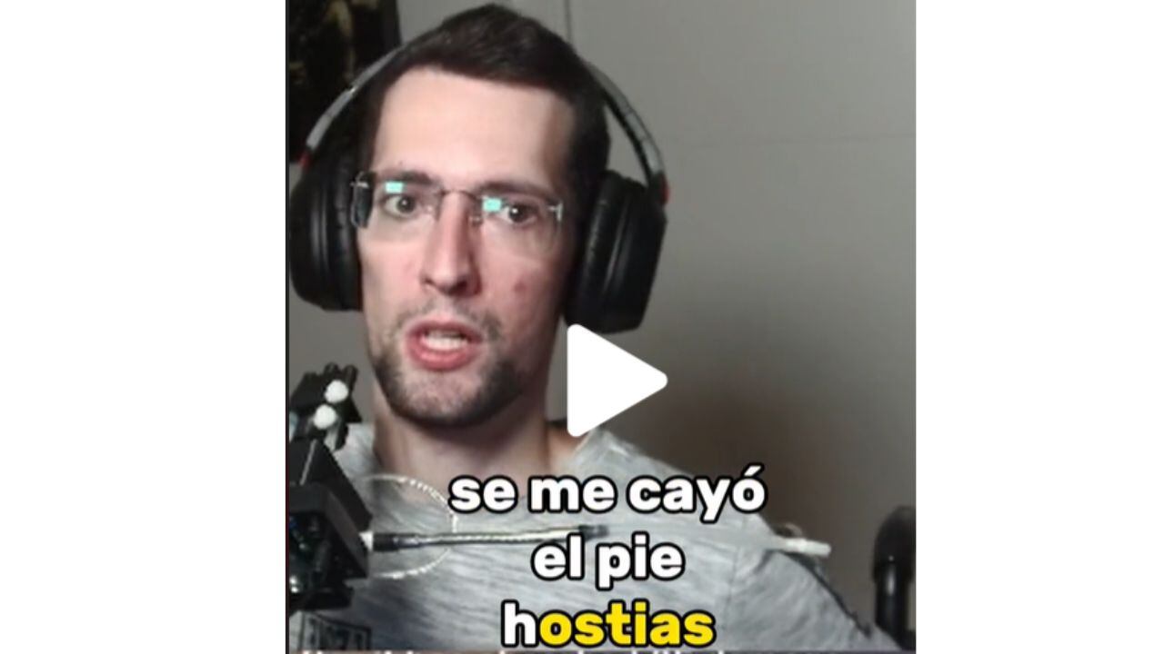 Hombre tetrapléjico en el que muestra como juega videojuegos