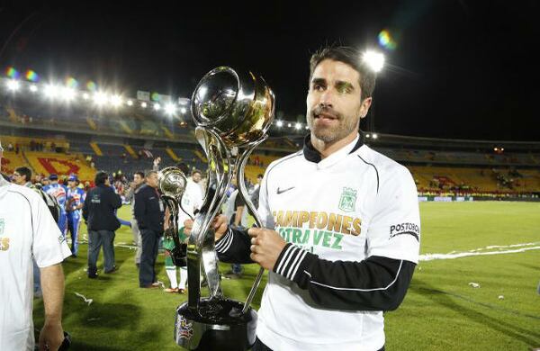 Juan Pablo Ángel levantó la copa cuando se aproxima su despedida como jugador de fútbol. Foto: Guillermo Torres