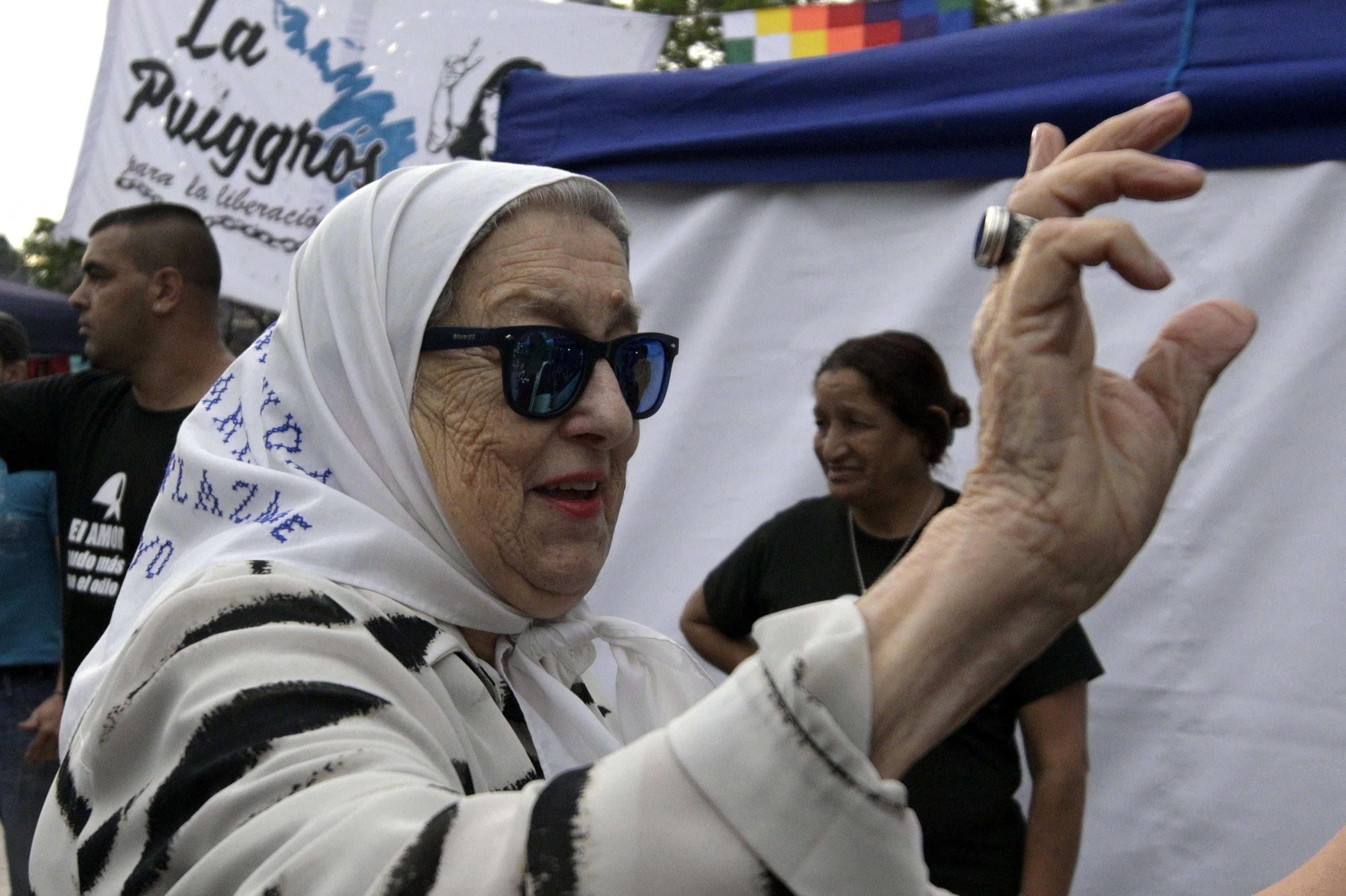 (ARCHIVOS) En esta foto de archivo tomada el 29 de noviembre de 2019, la presidenta de la organización de derechos humanos Madres de Plaza de Mayo, Hebe de Bonafini, saluda mientras llega a la "Marcha de Resistencia" -una manifestación de 24 horas- en Plaza Plaza de Mayo de Buenos Aires. - Hebe de Bonafini, la histórica presidenta de la asociación argentina Madres de Plaza de Mayo, formada durante la dictadura (1976-1983) para conocer el destino de sus hijos y otros detenidos desaparecidos por el régimen militar, falleció el 20 de noviembre de 2022 , a los 93 años, confirmó la vicepresidenta Cristina Fernández de Kirchner. (Foto por JUAN MABROMATA / AFP)