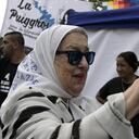 (ARCHIVOS) En esta foto de archivo tomada el 29 de noviembre de 2019, la presidenta de la organización de derechos humanos Madres de Plaza de Mayo, Hebe de Bonafini, saluda mientras llega a la "Marcha de Resistencia" -una manifestación de 24 horas- en Plaza Plaza de Mayo de Buenos Aires. - Hebe de Bonafini, la histórica presidenta de la asociación argentina Madres de Plaza de Mayo, formada durante la dictadura (1976-1983) para conocer el destino de sus hijos y otros detenidos desaparecidos por el régimen militar, falleció el 20 de noviembre de 2022 , a los 93 años, confirmó la vicepresidenta Cristina Fernández de Kirchner. (Foto por JUAN MABROMATA / AFP)