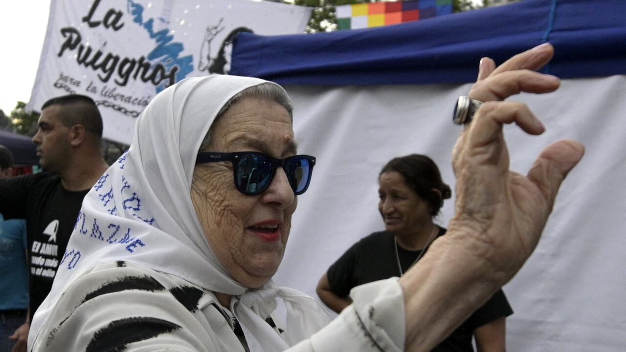 (ARCHIVOS) En esta foto de archivo tomada el 29 de noviembre de 2019, la presidenta de la organización de derechos humanos Madres de Plaza de Mayo, Hebe de Bonafini, saluda mientras llega a la "Marcha de Resistencia" -una manifestación de 24 horas- en Plaza Plaza de Mayo de Buenos Aires. - Hebe de Bonafini, la histórica presidenta de la asociación argentina Madres de Plaza de Mayo, formada durante la dictadura (1976-1983) para conocer el destino de sus hijos y otros detenidos desaparecidos por el régimen militar, falleció el 20 de noviembre de 2022 , a los 93 años, confirmó la vicepresidenta Cristina Fernández de Kirchner. (Foto por JUAN MABROMATA / AFP)